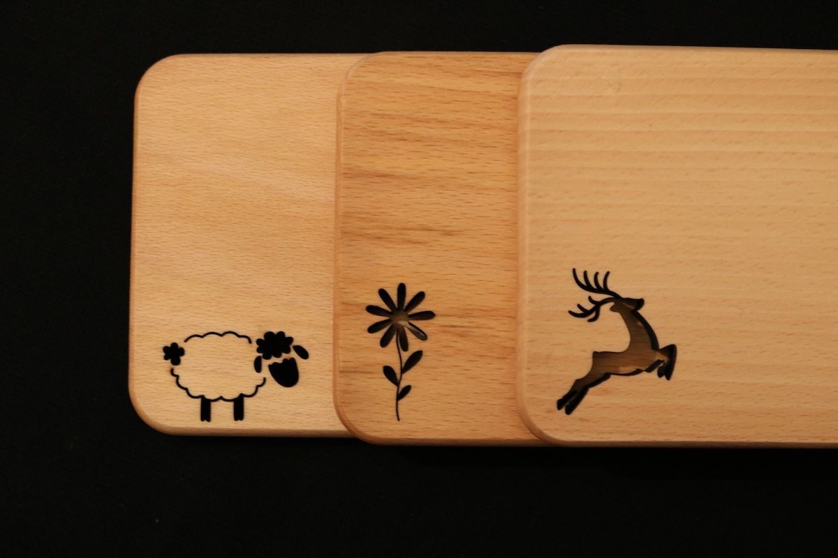 3 Frühstücksbrettchen mit Laserschnitt mit den Motiven Hirsch Blume und Schaf aus Buche geölt