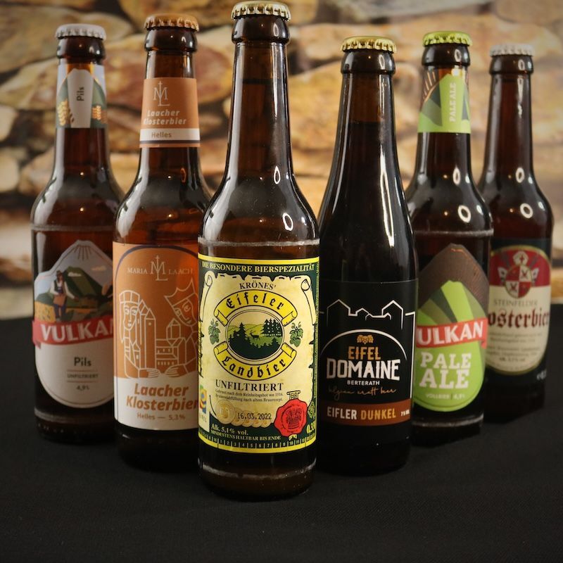 Erlenholz Bierträger mit gebranntem Lecker-Eifel Logo mit 6 Eifelbieren