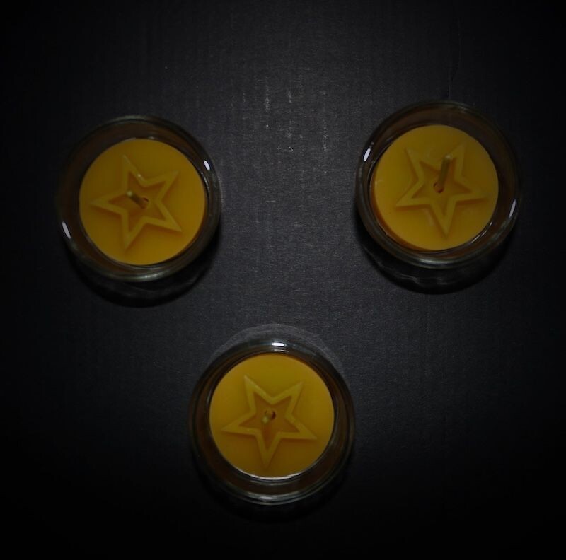 Sternen-Teelichter aus Bienenwachs Sternen-Teelichter aus Bienenwachs