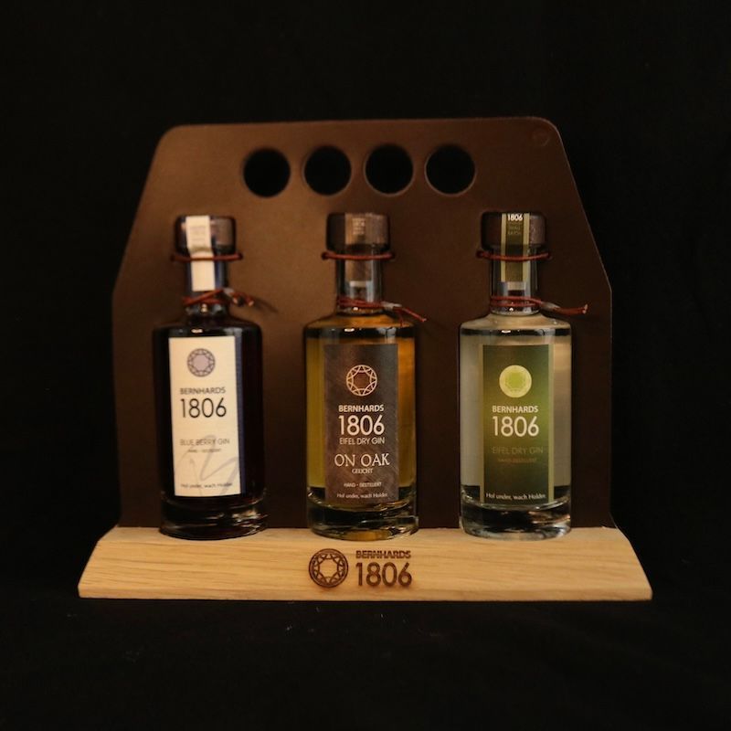 Gin Dreierset im edlen Träger Gin Dreierset auf Holzträger von Bernhards 1806