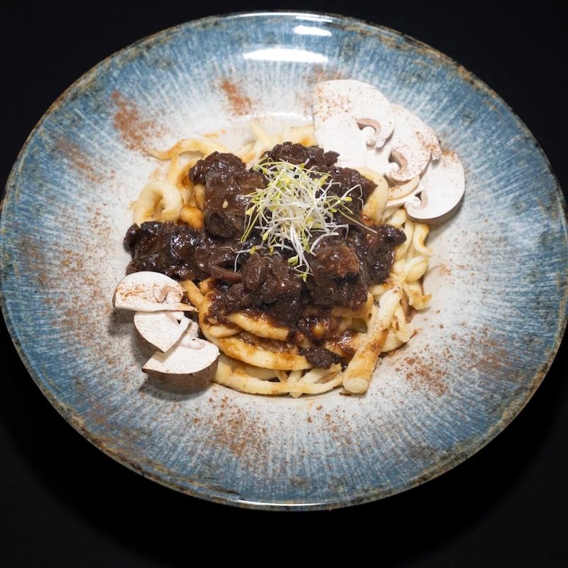 Wildschweingulasch mit Pfifferlingen