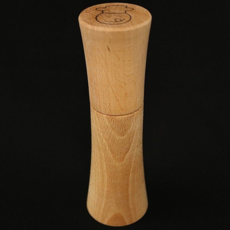 Pfeffermühle mit Lecker-Eifel Logo auf der Oberseite aus Holz