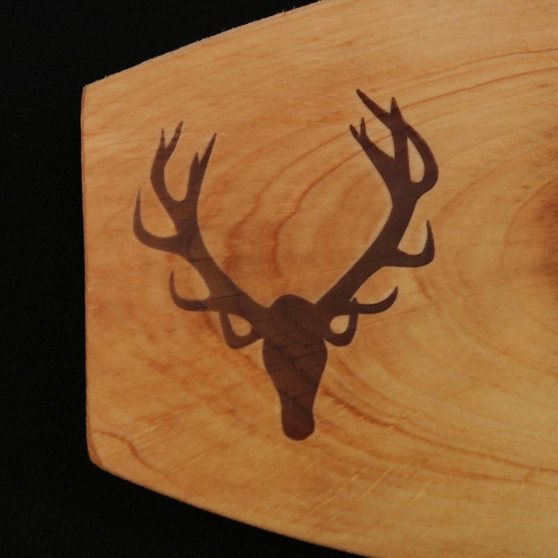 rustikales umverleimtes Erlenholz Holzbrett mit eingebranntem Hirschmotiv mit Loch zum Aufhängen