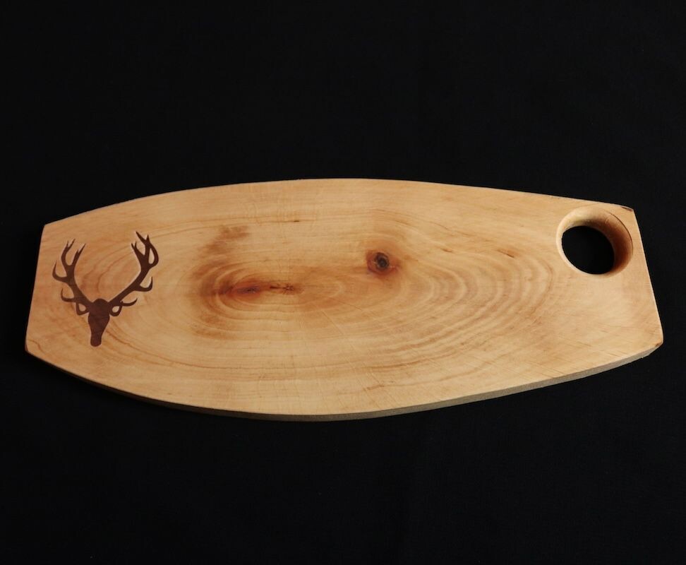 rustikales umverleimtes Erlenholz Holzbrett mit eingebranntem Hirschmotiv mit Loch zum Aufhängen