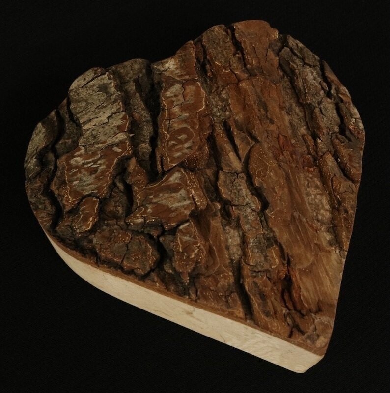 Holzherz aus Erle mit Rinde