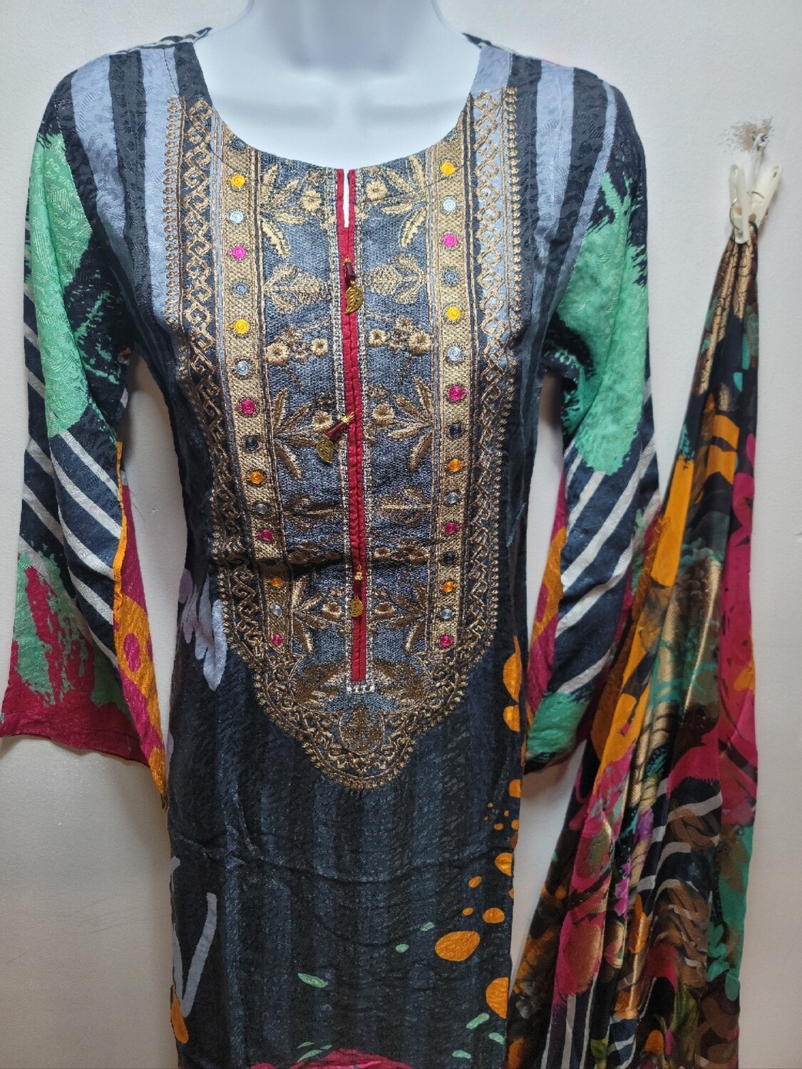 Embroidered kamiz with Chiffon Banarsi Printed Dupatta