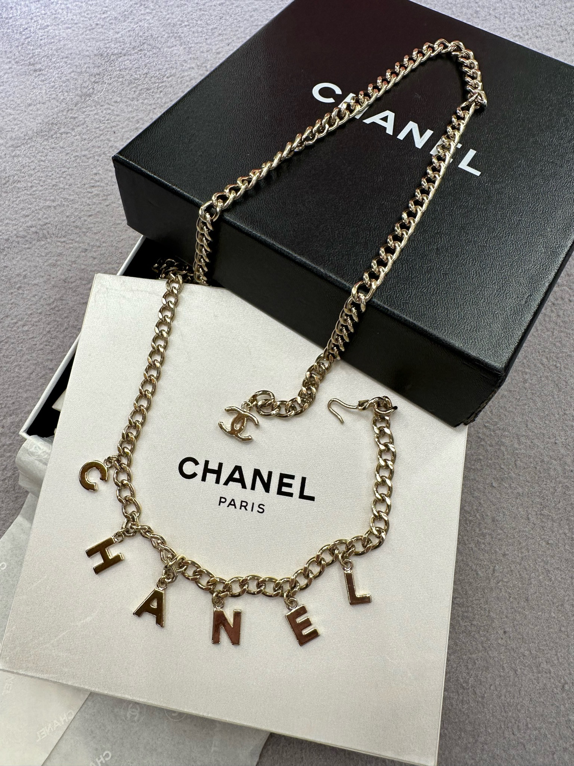 CINTA CHANEL CATENA ARGENTO CHARM LOGO LETTERING