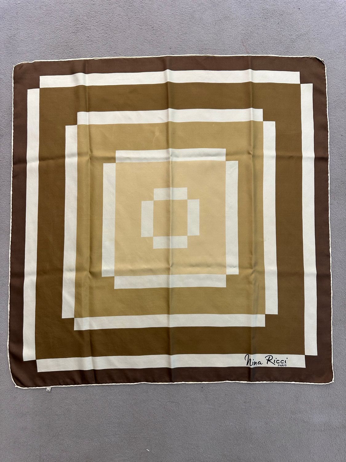 FOULARD NINA RICCI PURA SETA FANTASIA GEOMETRICA TONI DEL MARRONE E DEL BEIGE 78x78