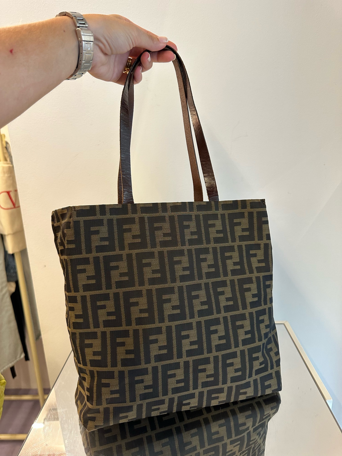SHOPPER SQUADRATA FENDI TESSUTO MONOGRAM ZUCCA E MANICI LUNGHI PELLE