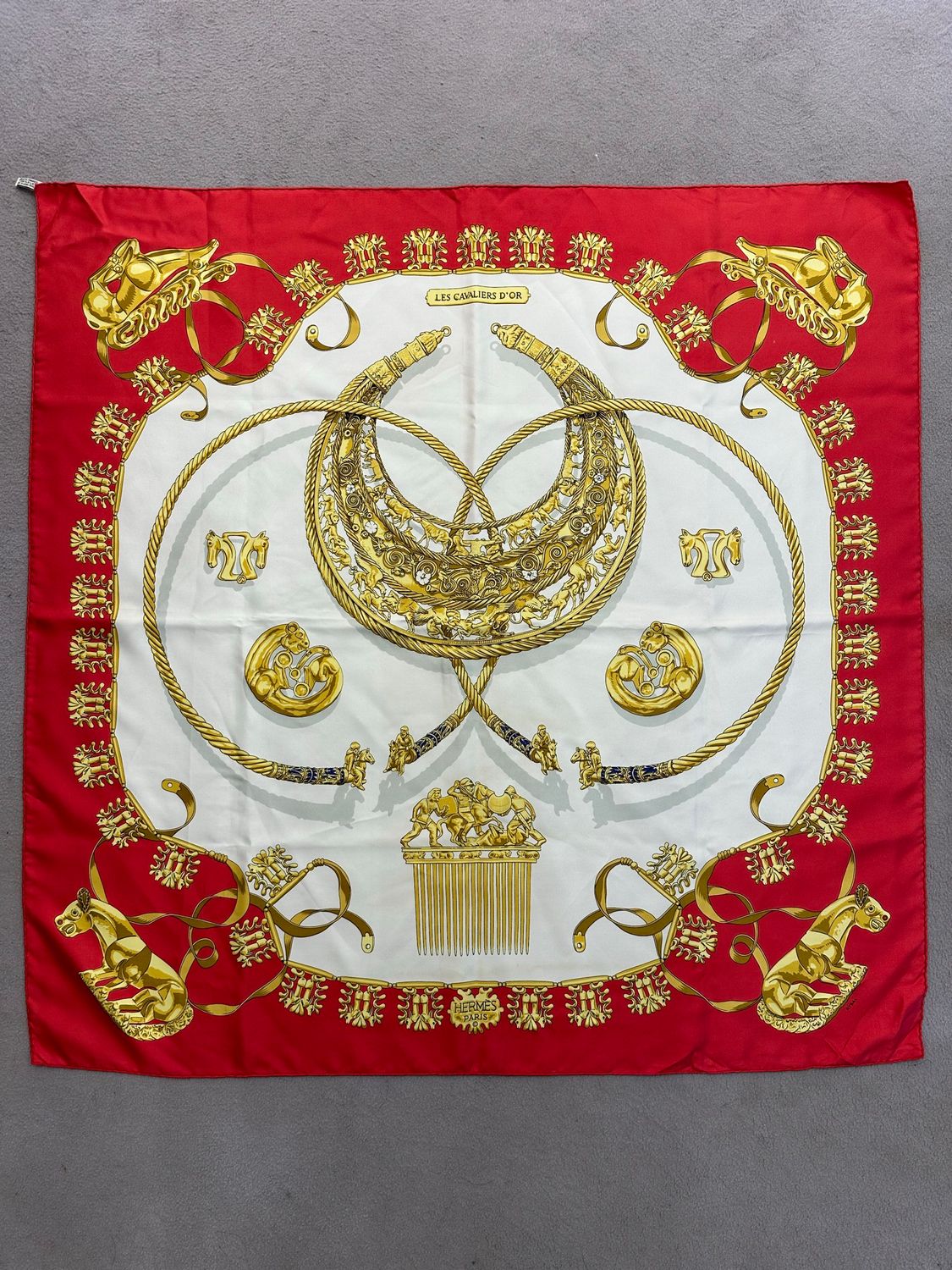 FOULARD HERMES “LES CAVALIERS D’OR”