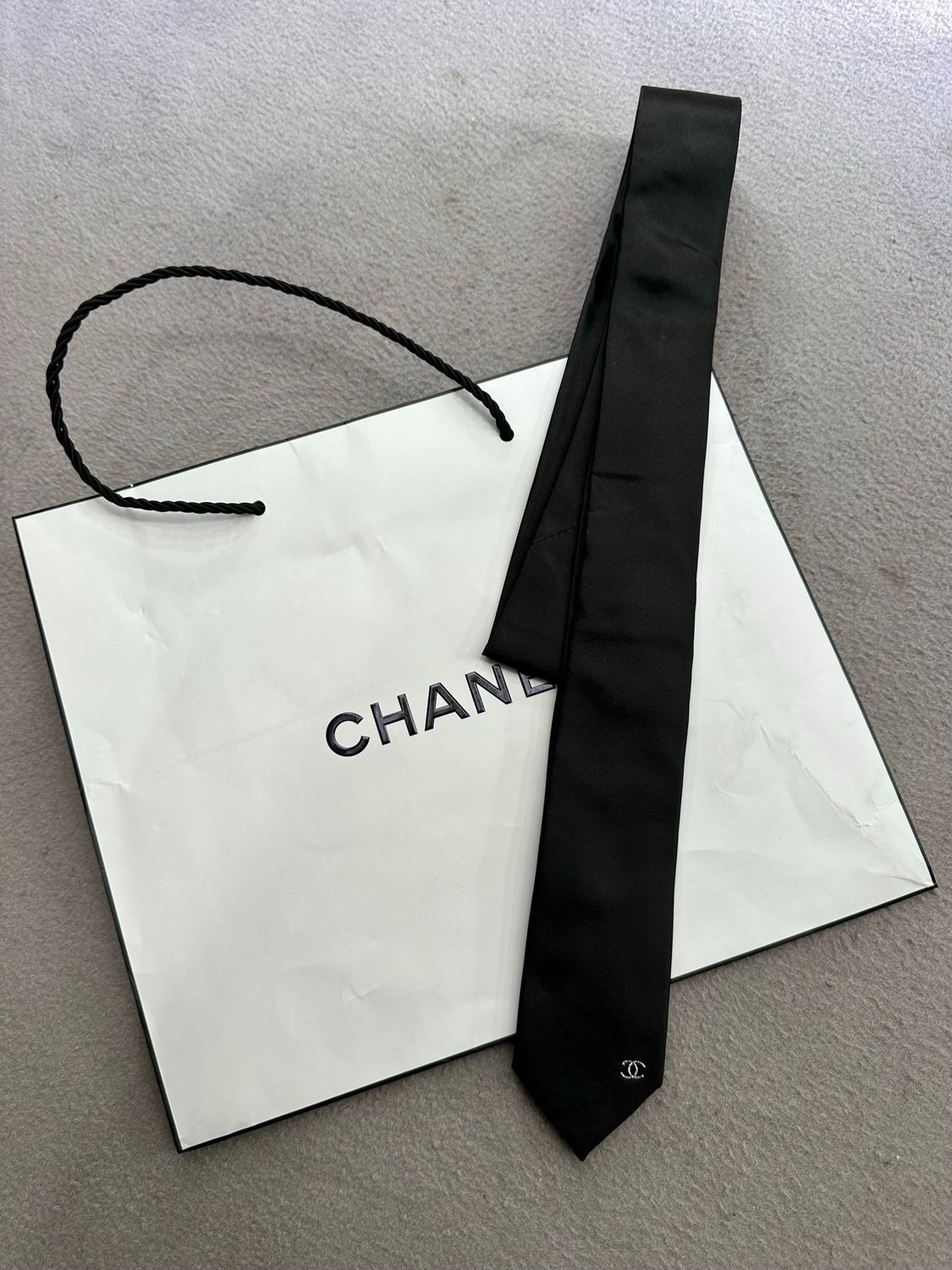 CRAVATTA CHANEL PURA SETA NERA NUOVA CON LOGO RICAMATO FILO ARGENTO