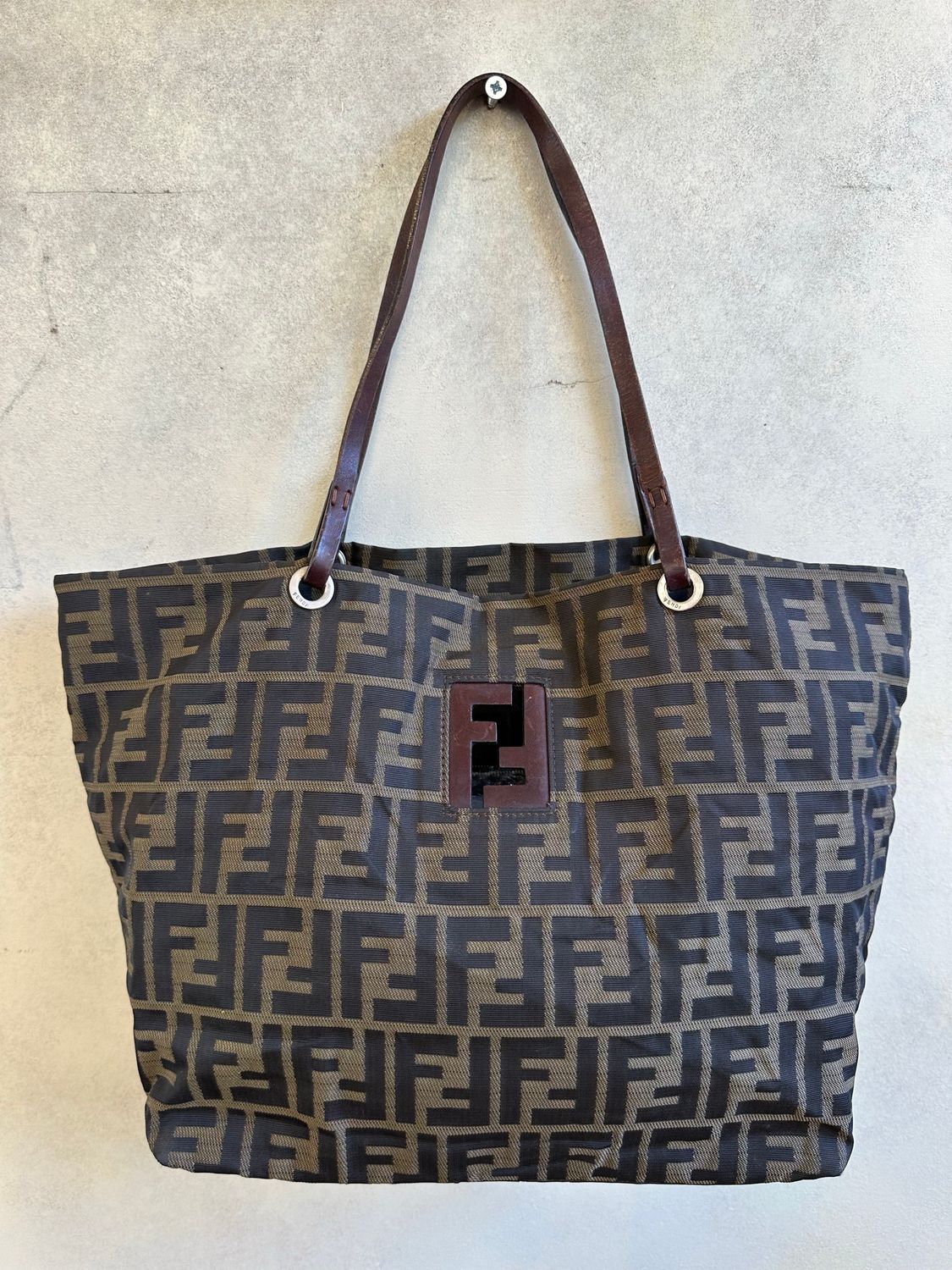 SHOPPER FENDI MONOGRAM ZUCCA LOGO AD INTAGLIO IN PELLE