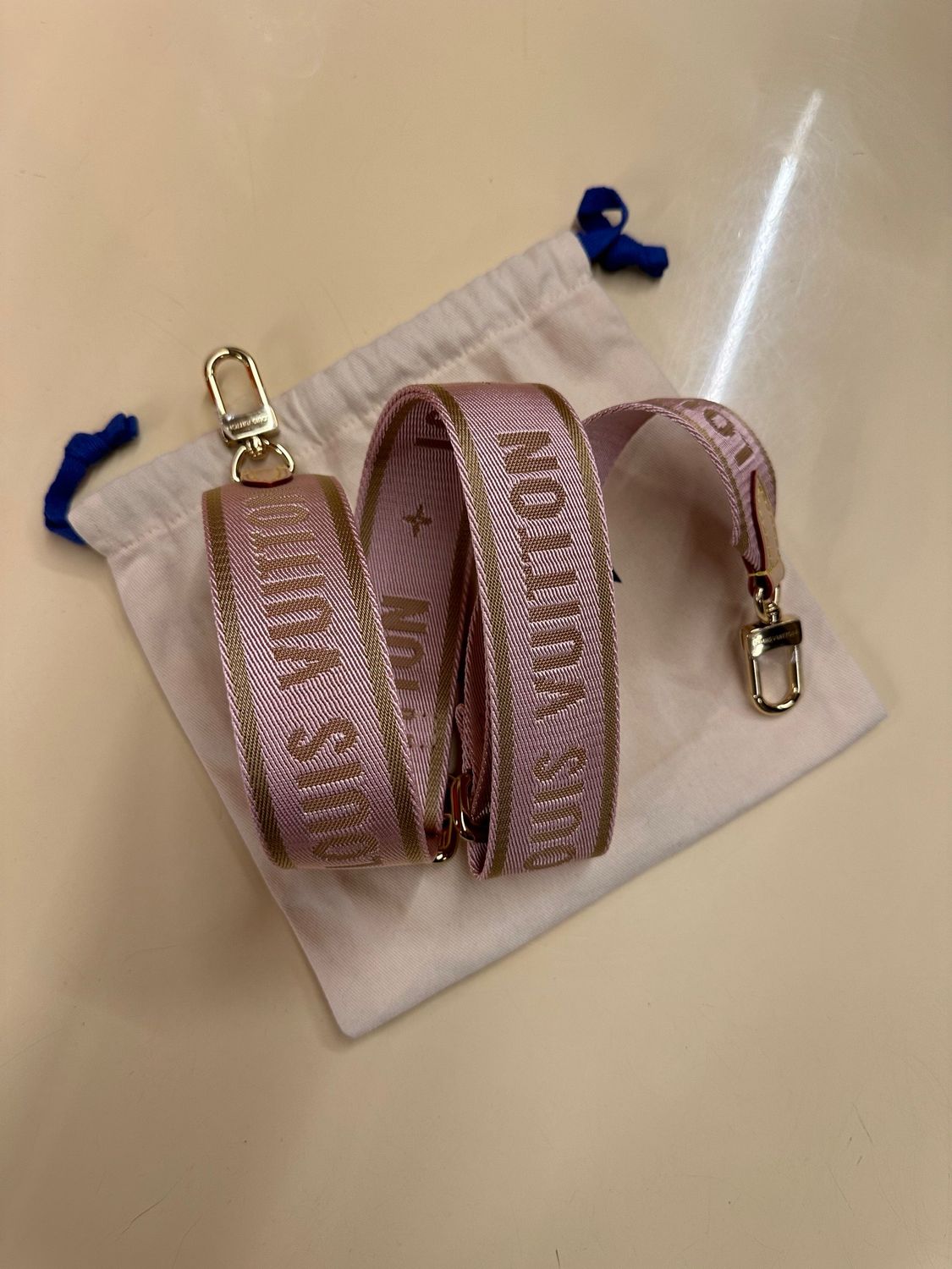 TRACOLLA LOUIS VUITTON GROS ROSA LOGO LETTERING