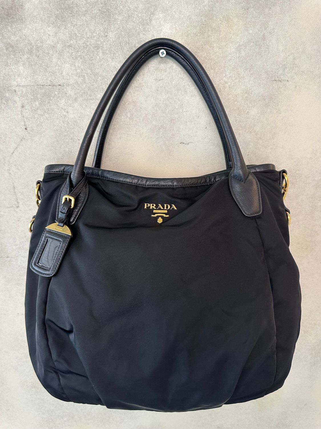 BORSA PRADA SACCA NYLON E PELLE NERA LOGO LETTERING HARDWARE ORO