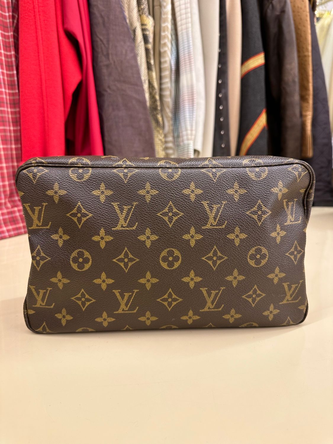 LOUIS VUITTON BEAUTY 28 CM