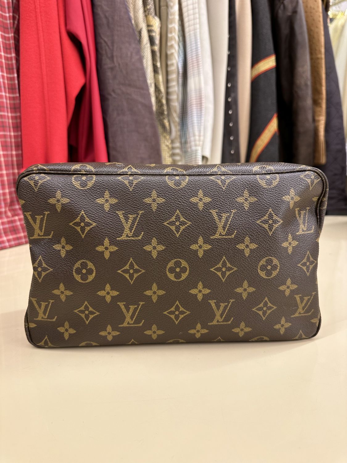 LOUIS VUITTON BEAUTY 28 CM