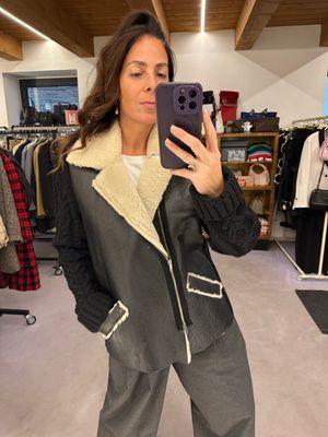 MONTONE NERO INTERNO PANNA CON RETRO E MANICHE IN LANA A TRECCE MAXI
