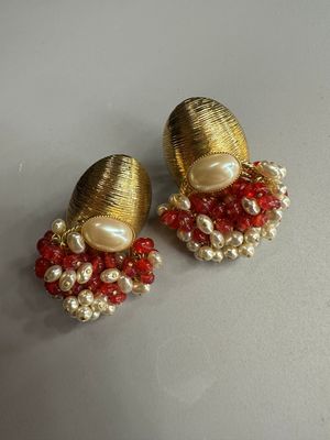 ORECCHINO VINTAGE CLIP BASE ORO OVALE ZIGRINATA GRAPPOLO PERLE DI FIUME E PERLE ROSSE