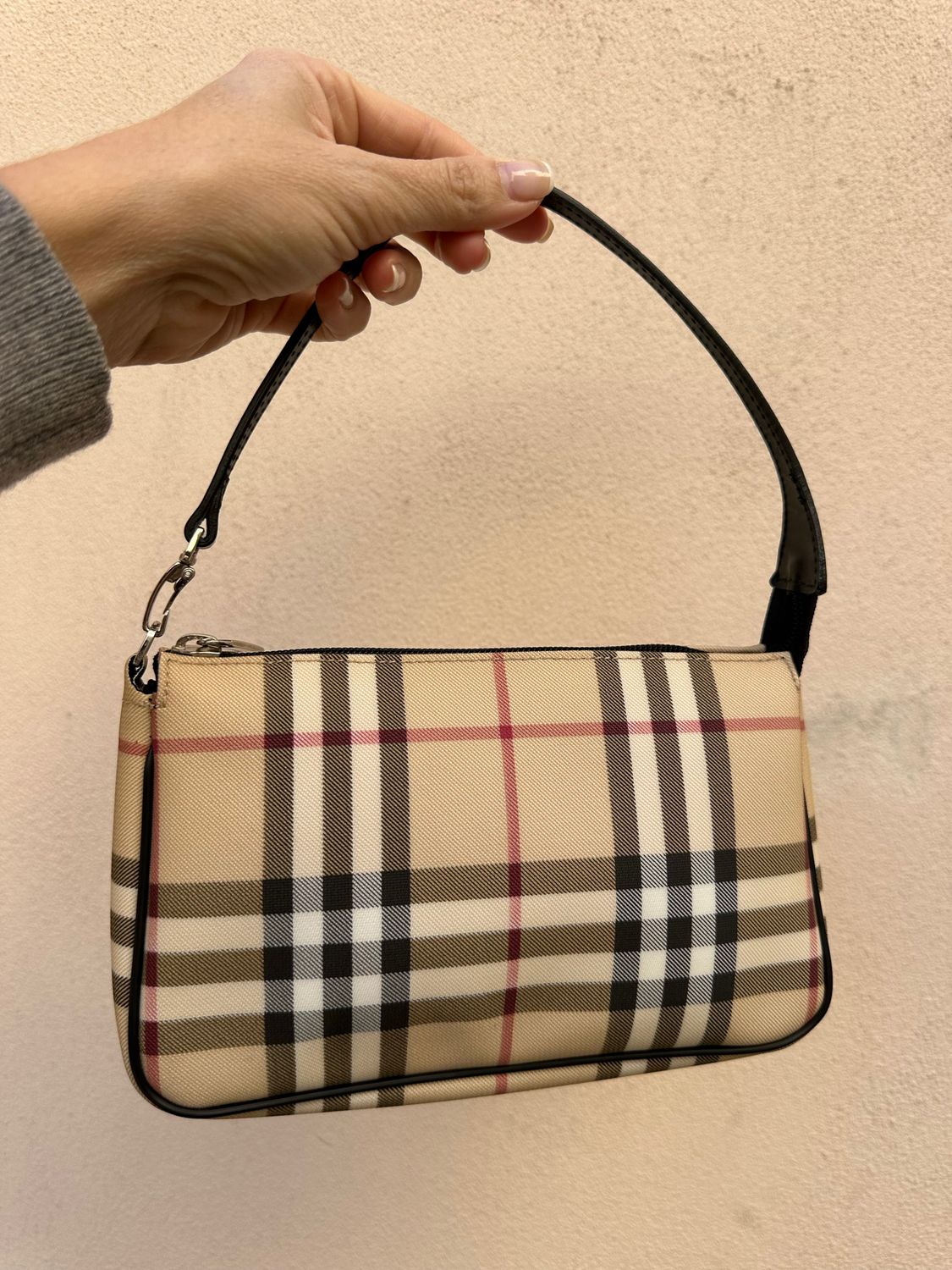 BORSA BURBERRY MODELLO BAGUETTE CANVAS FANTASIA ICONICA E PELLE NERA