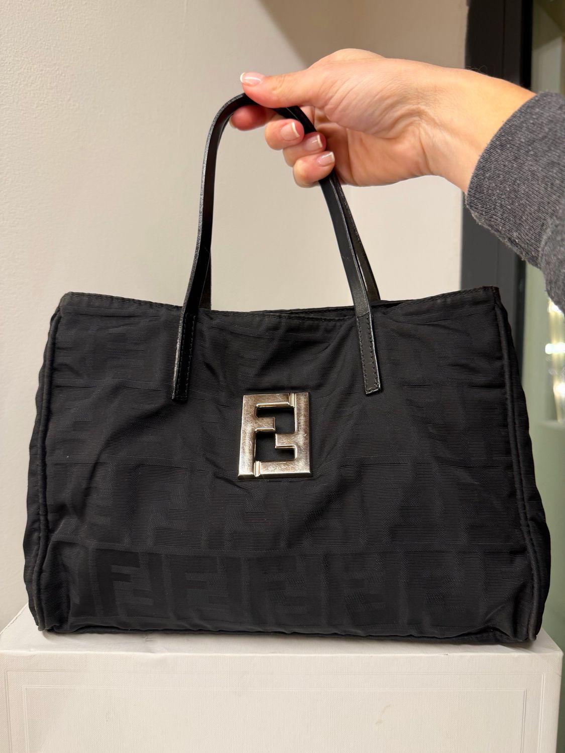 BORSA FENDI TESSUTO MONOGRAM ZUCCA NERO LOGO METALLO ARGENTO AD INTAGLIO