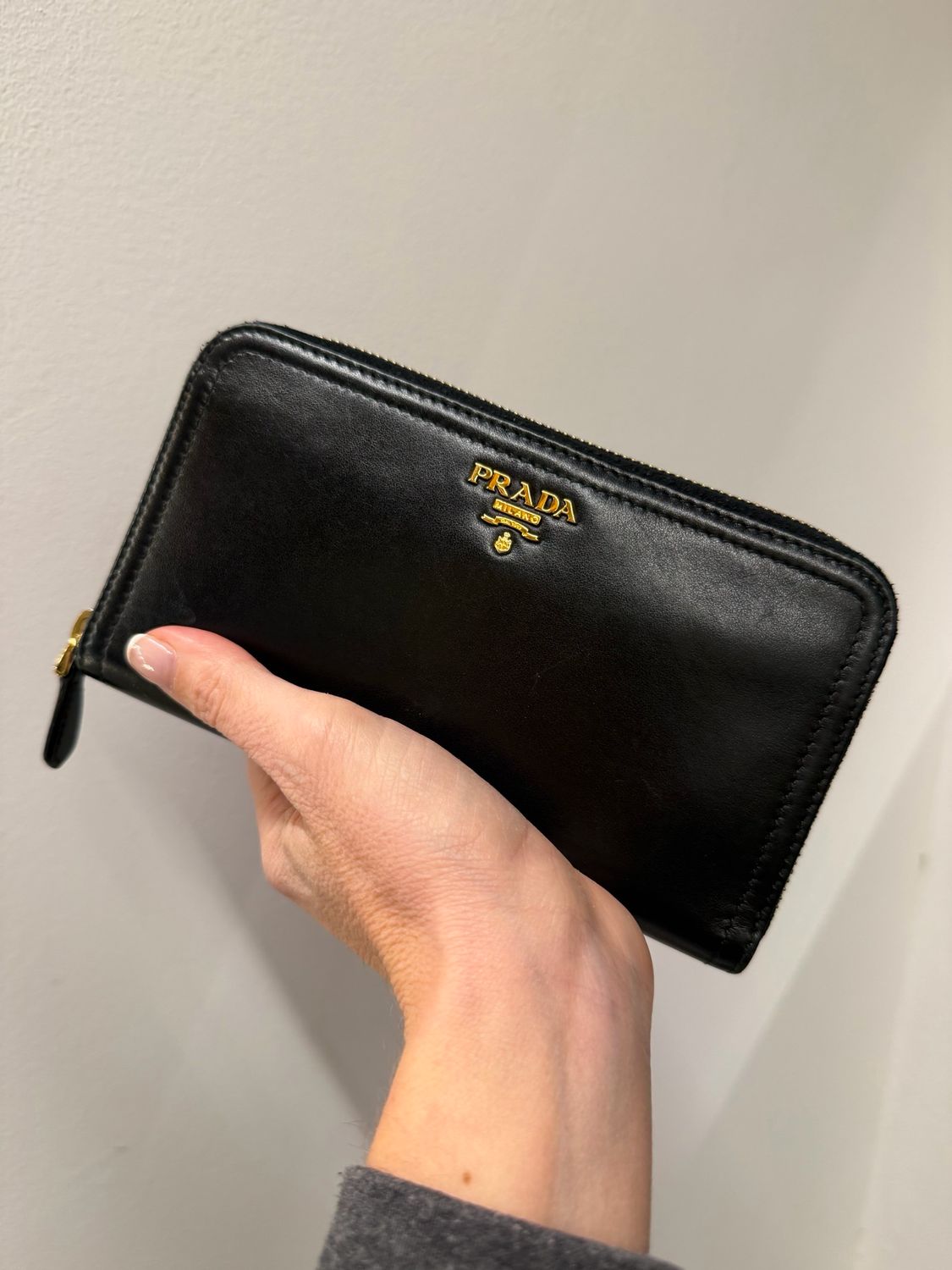 PORTAFOGLIO PRADA PELLE NERA LOGO LETTERING ORO