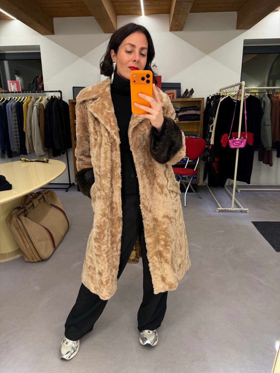 PELLICCIA VERO MONTONE ROSATO CON MANICOTTI A CONTRASTO