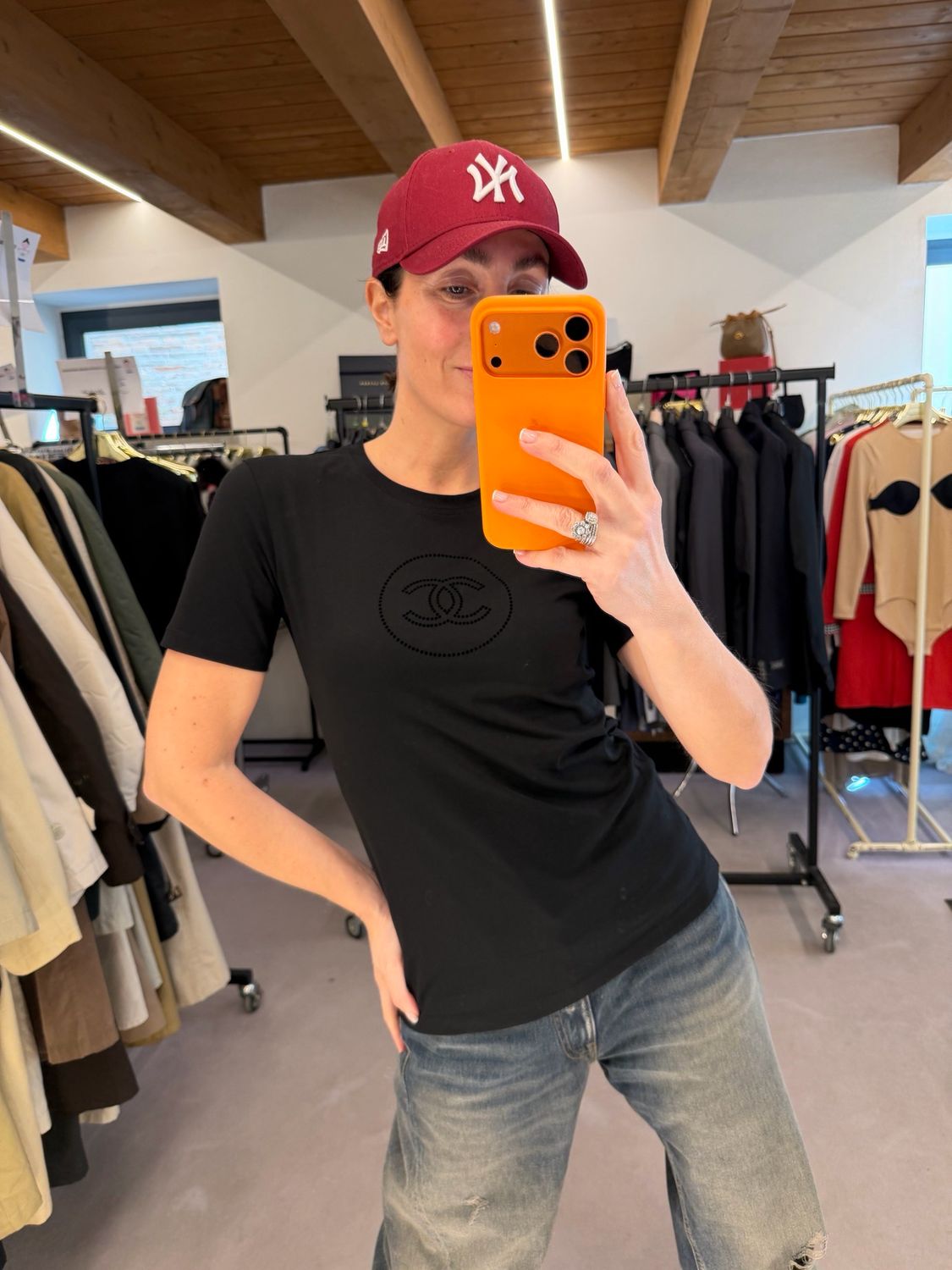 T-SHIRT CHANEL LOGO ROSONE TG S MODELLO STRONCATO