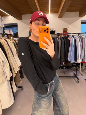 T-SHIRT CHANEL MANICA LUNGA LOGO RICAMATO FILO BIANCO SUL BRACCIO