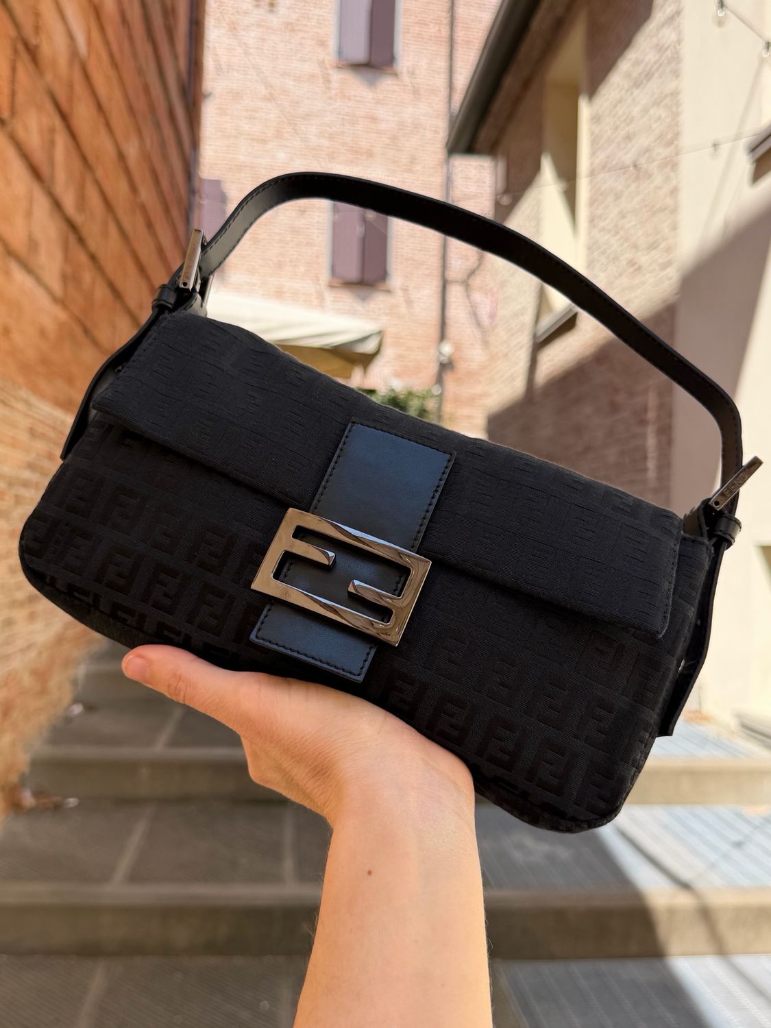 BAGUETTE FENDI MONOGRAM ZUCCHINO NERA