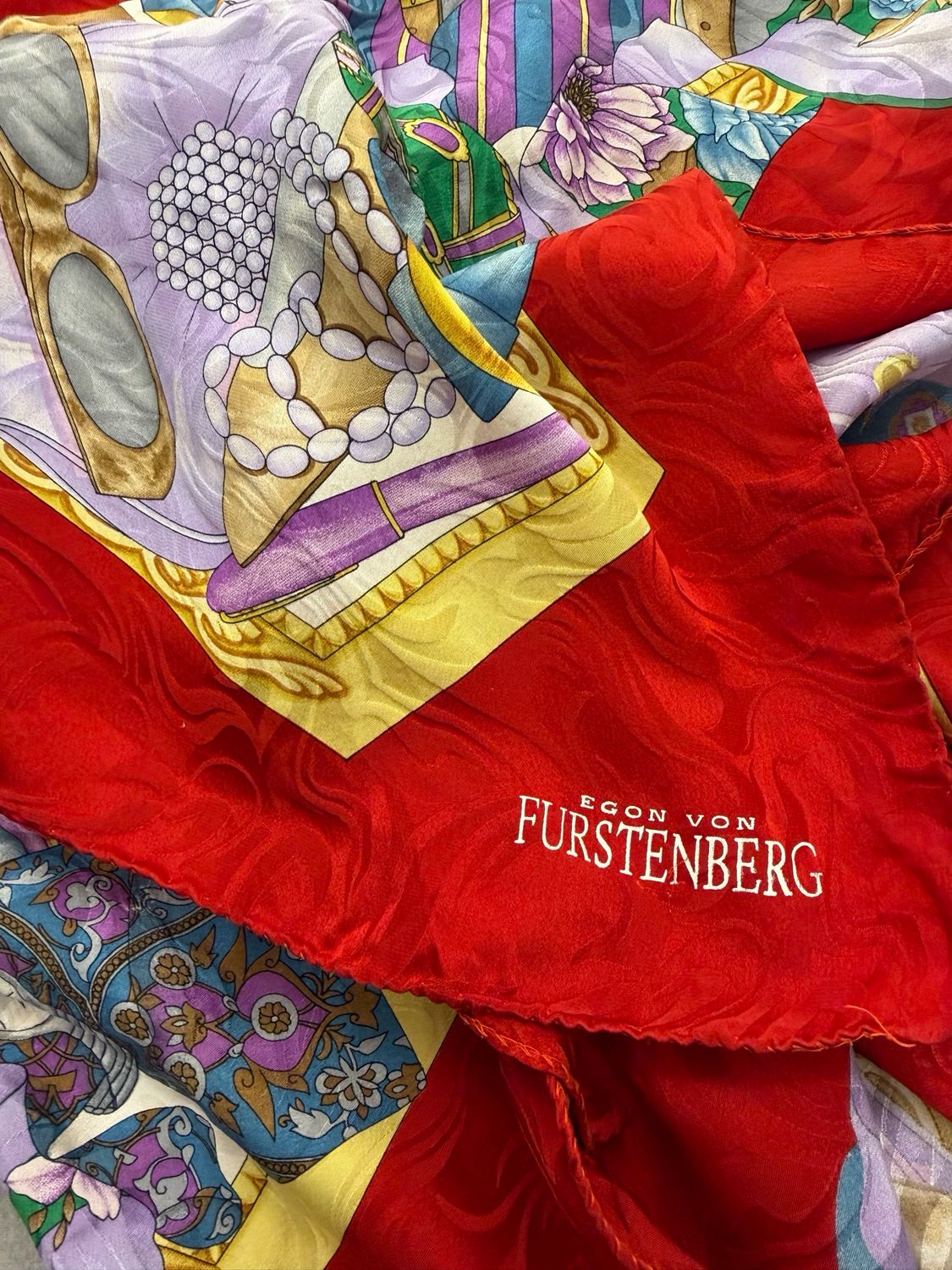 FOULARD EGON VON FURSTEMBERG PURA SETA FANTASIA SU FONDO ROSSO
