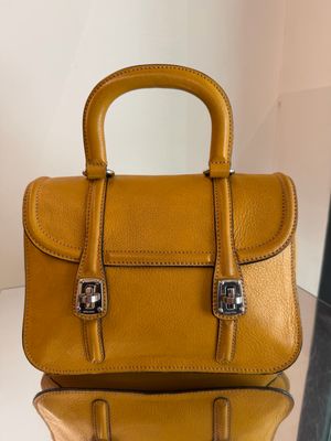 DOCTOR BAG MIU MIU CON TRACOLLA PELLE MARTELLATA OCRA