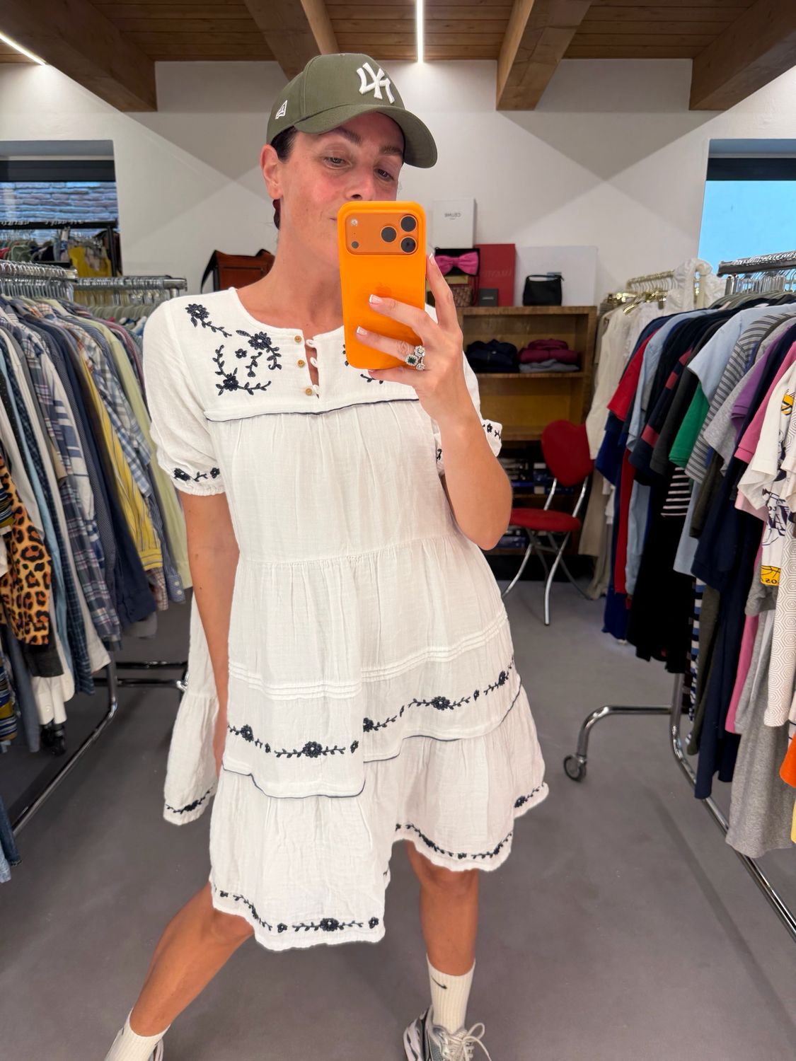 ABITO GUESS COTONE INDIANO BIANCO CON RICAMI