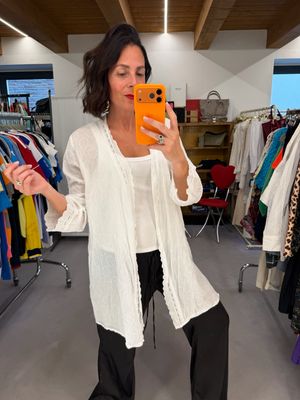 CAMICIA APERTA COTONE GARZATO CON PROFILI IN SANGALLO E TASCE A SCOMPARSA