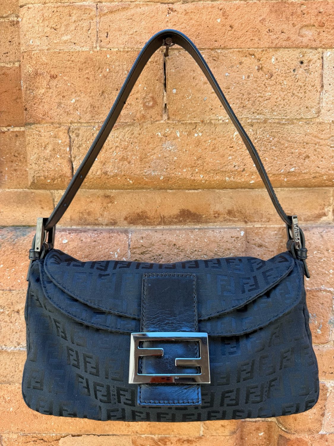 BAGUETTE FENDI MONOGRAM ZUCCHINO NERO 