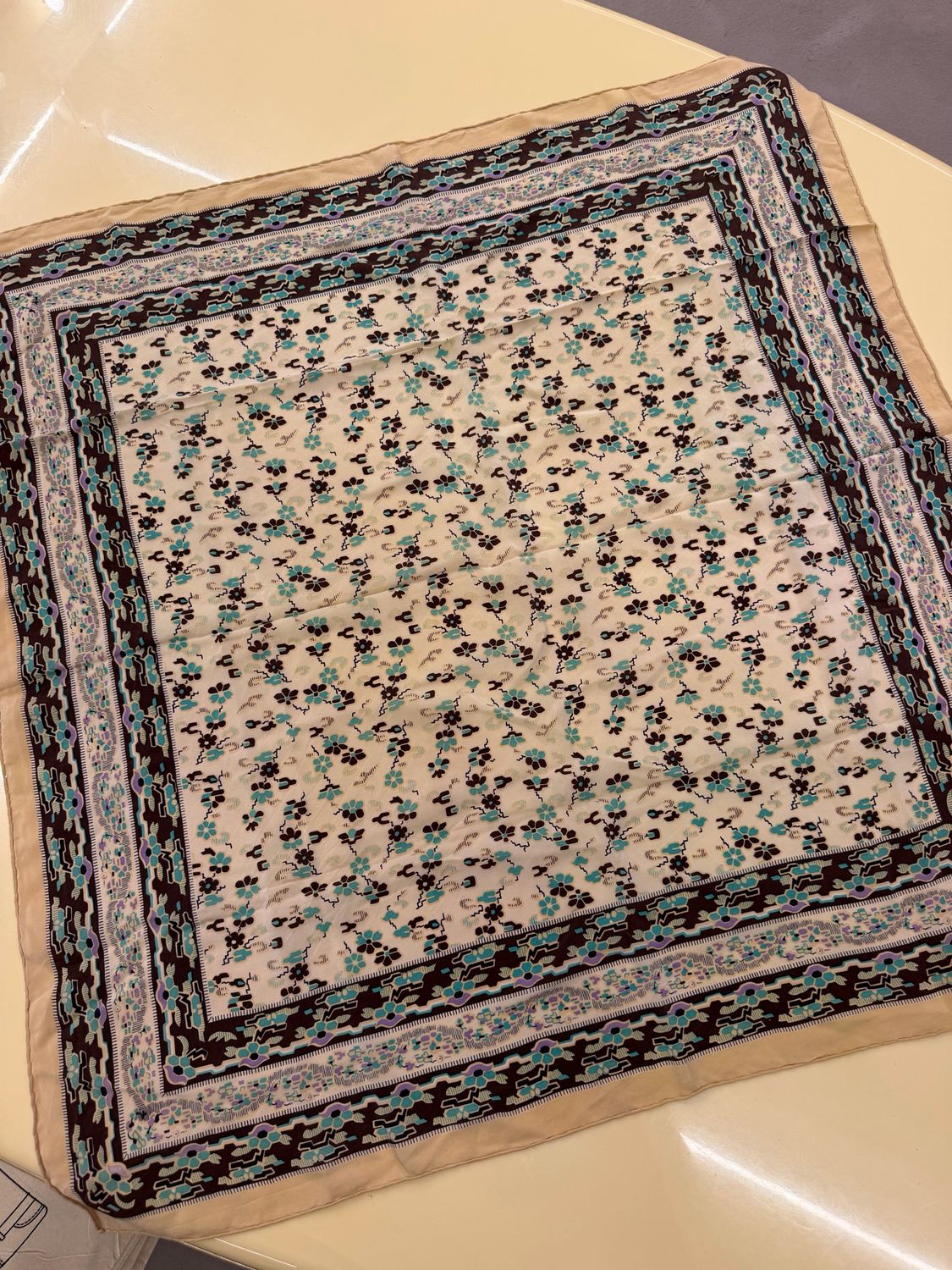 FOULARD GIVENCHY FANTASIA FLOREALE FONDO CHIARO 73X73