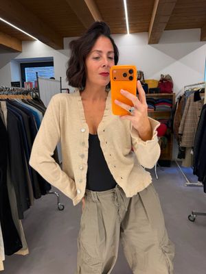 CARIGAN PURO CASHMERE SABBIA CON ROUGES E BOTTONI MADREPERLA