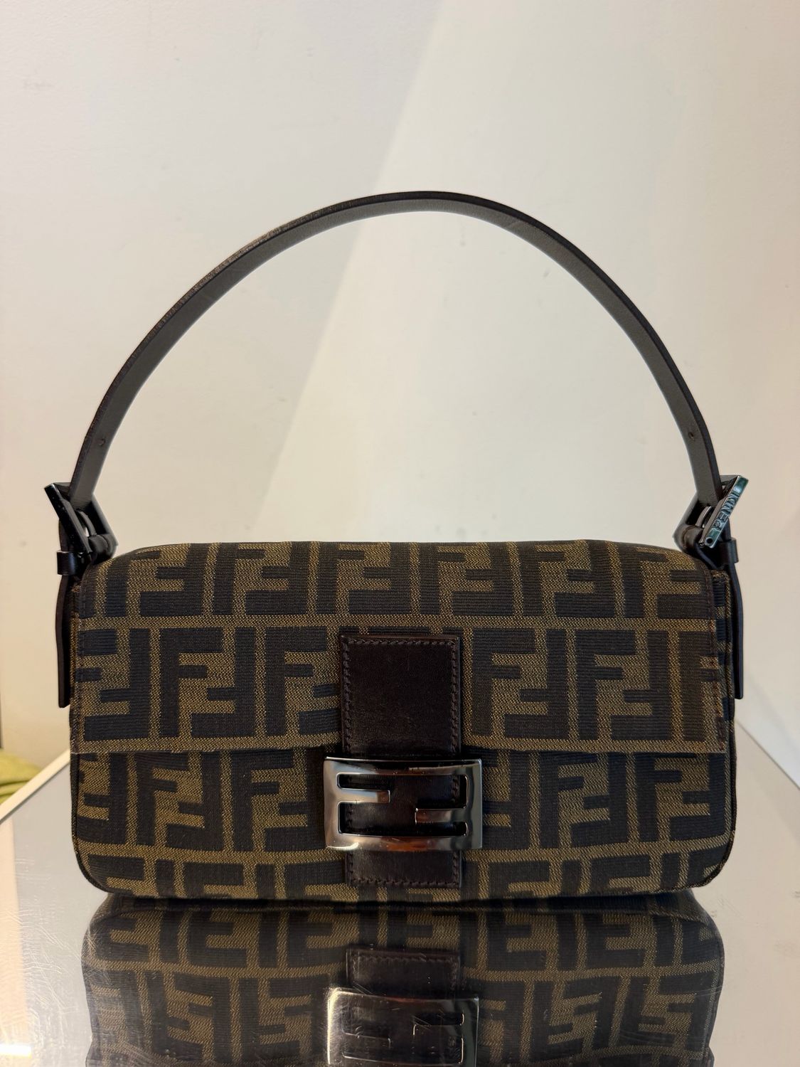 BAGUETTE FENDI TELA MONOGRAM ZUCCA