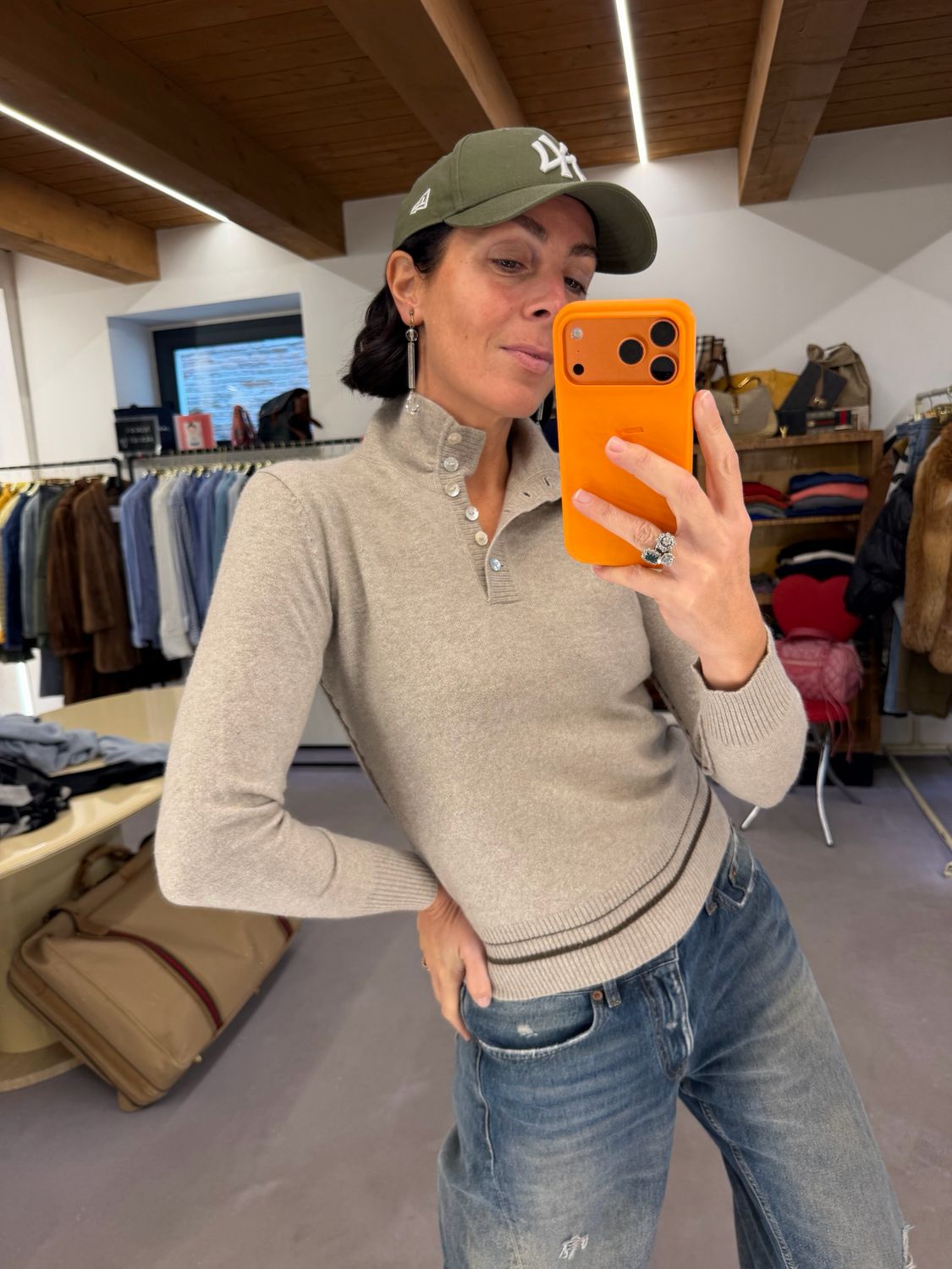 MAGLIONCINO PURO CASHMERE SABBIA COLLETTO ALTO CON BOTTONI MADREPERLA