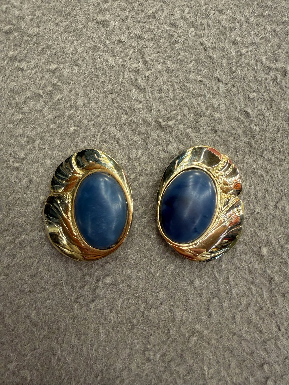 ORECCHINI VINTAGE CON CLIP ORO LUCIDO CHIARO RESINA BLU SCURO