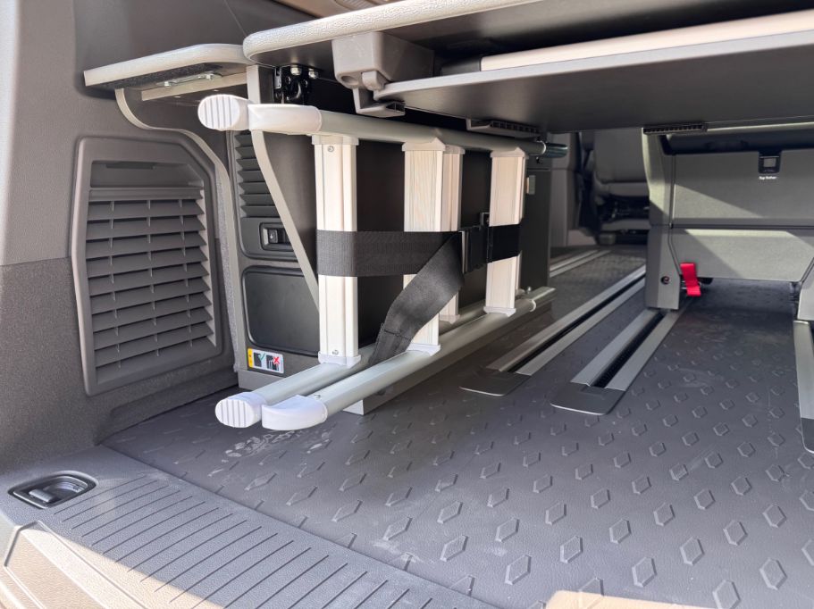 Leiter VW T7 California mit Befestigungsgurt