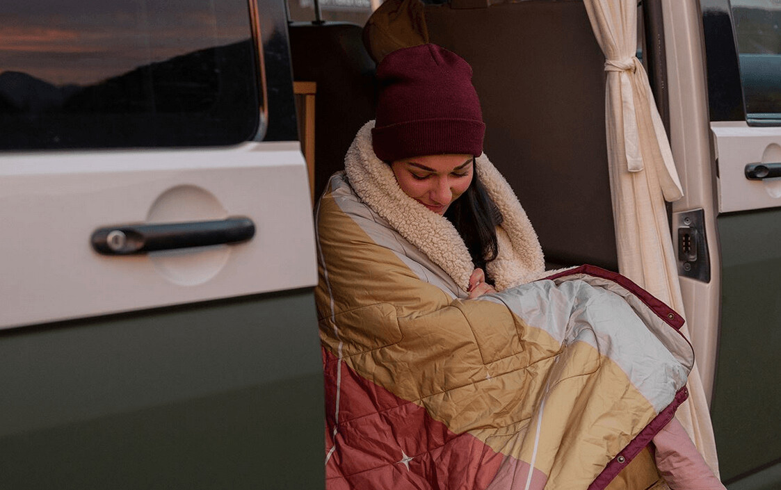 VOITED flauschige 4 in1 Indoor/Outdoor Camping Decke mit Bulli-Motiv