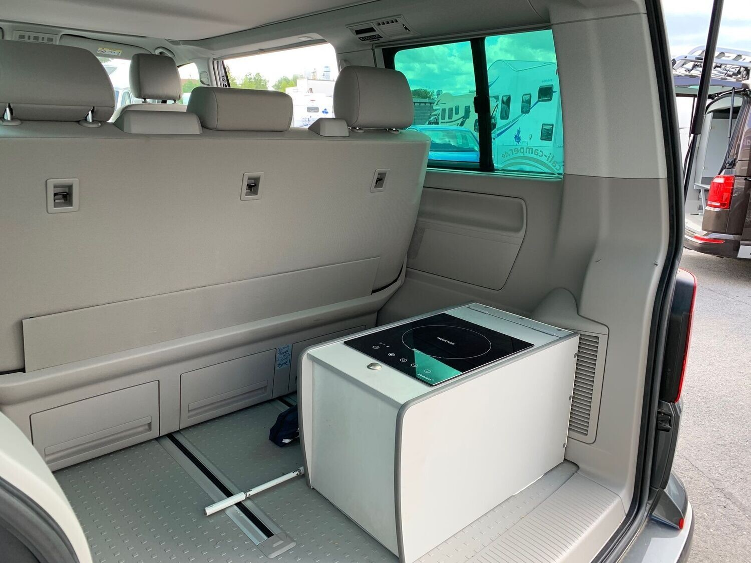 Küchen-Staubox mit Induktions-Kochfeld