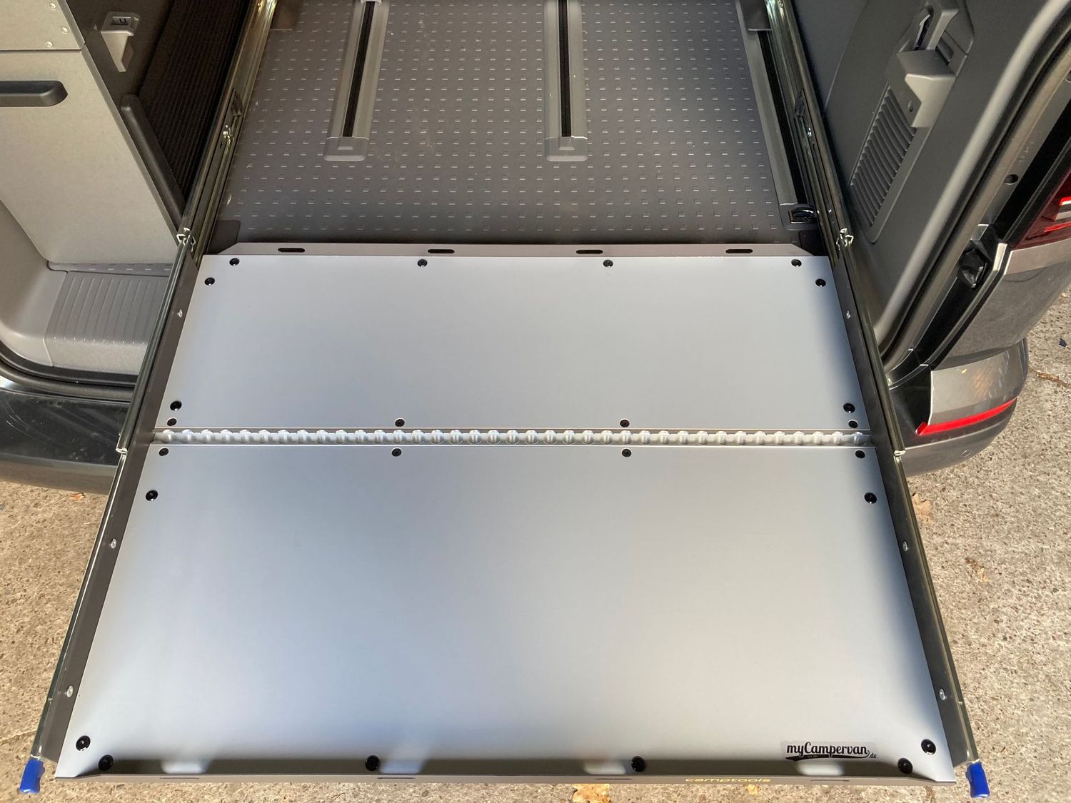 Heckauszug Airline für VW T6.1 California Beach mit Staubox hinten und 2er-Sitzbank Heckauszug Airline für VW T6.1 California Beach mit Staubox hinten und 2er-Sitzbank