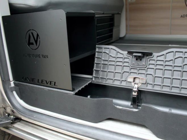 Trittstufeneinsatz inkl. Schuhregal VW T5/6/6.1 Multivan & California Trittstufeneinsatz inkl. Schuhregal VW T5/6/6.1 Multivan & California