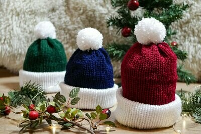 Weihnachtsmütze || Handgestrickte Pudelmütze in verschiedenen Farben mit weißem Bommel und Rand || Kopfumfang: 35-45 cm || Anfertigung auf Wunsch