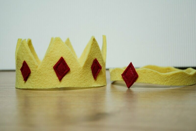 Filzkronen Set für Elsklinger Winzlinge || Krone und Diadem für Puppen von 25-30 cm || Rot Filzkronen Set für Elsklinger Winzlinge || Krone und Diadem für Puppen von 25-30 cm || Rot
