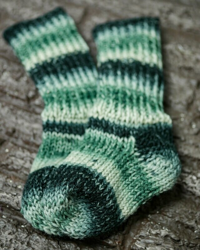 Handgestrickte Puppensocken || grün-weiß || für 30-35cm große Puppen Handgestrickte Puppensocken || grün-weiß || für 30-35cm große Puppen