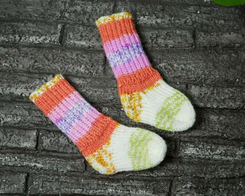 Handgestrickte Puppensocken || bunt gemustert || für 30-35cm große Puppen Handgestrickte Puppensocken || bunt gemustert || für 30-35cm große Puppen