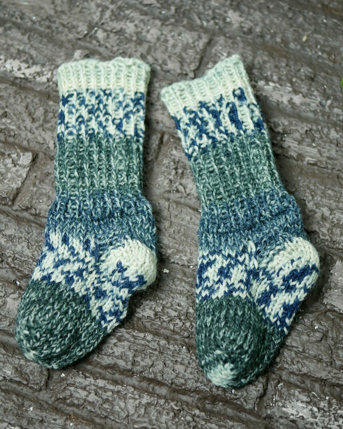 Handgestrickte Puppensocken || dunkelgrün || für 30-35cm große Puppen