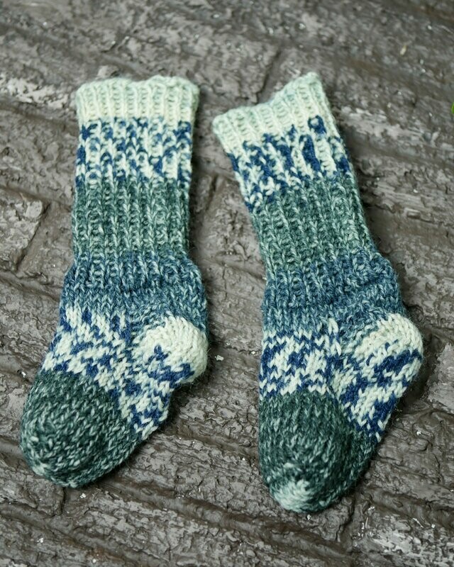 Handgestrickte Puppensocken || dunkelgrün || für 30-35cm große Puppen Handgestrickte Puppensocken || dunkelgrün || für 30-35cm große Puppen